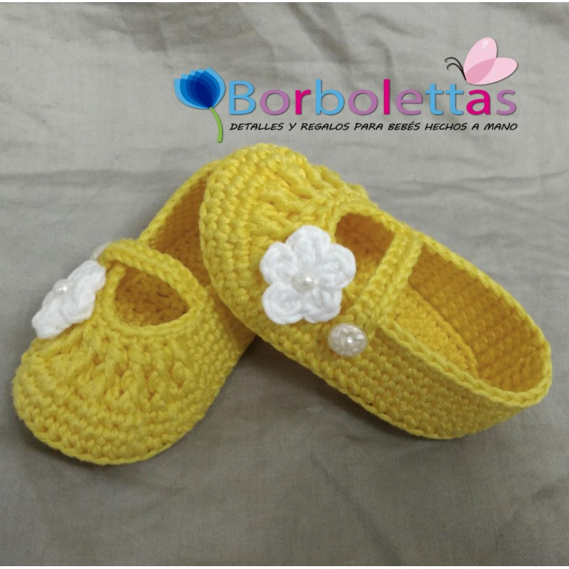 Merceditas Amarillas con Flor Blanca